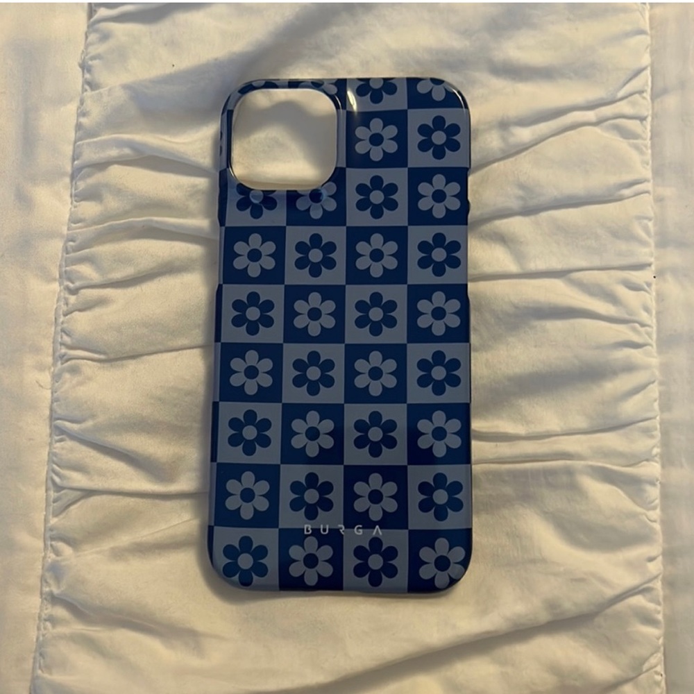 NEVER WORN phone case. Burga Brand.
Iphone 14.